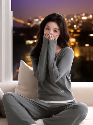 家人们谁懂啊!这款假两件睡衣套装也太好穿了吧~简约又有设计感,面料软软糯糯的,像被云朵包裹住一样,宅家穿舒适又自在,出门取个快递也很合适,主打一个慵懒又时尚,宝子们闭眼冲就完事~#睡衣家居服 #休闲减龄穿搭 #松驰感 #被秋日氛围感穿搭拿捏了 #显瘦穿搭