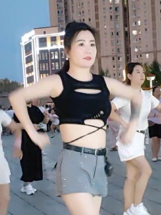 #dou+上热门 #纪录美好生活 #广场舞美女景宝