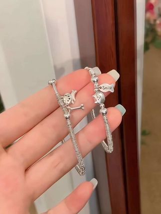 姐妹们,这个银手链真的好好看!它是一个缠绕的银手链,而且是999足银的,戴上去特别显气质,很适合夏天搭配裙子或者短袖,非常百搭又精致,喜欢的姐妹赶紧吧#足银手链 #女士手链 #时尚饰品 #潮流饰品 #超好看