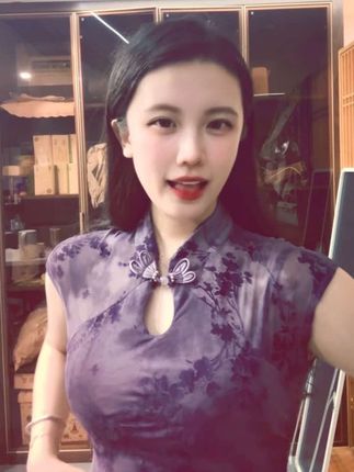“总要穿一次旗袍吧,紫色果然很有韵味” 今天穿的是新中式紫色旗袍连衣裙,真的太美了!夏季款式,非常适合现在穿,是改良旗袍设计,而且设计非常巧妙,能够很好的修饰身材曲线,特别修身收腰显瘦。整件裙子充满了复古的气质,让你穿上就能感受到浓浓的国风魅力。 #旗袍 #手势舞 #今天穿什么 #改良旗袍 #新中式旗袍
