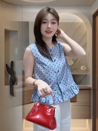 #出游穿搭 #高级感穿搭 #夏季干净风穿搭 #波点衬衫 #休闲百搭 2025年女夏季新款爆款高级感百搭波点圆领无袖上衣休闲阔腿裤套装