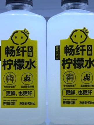 哇塞,柠檬共和国也太懂天热不爱喝白水的女生了,居然出了吨吨桶柠檬水!里面不仅有 NFC柠檬原汁,还添加了维 c和维 e,富含丰富的膳食纤维,这一大桶也才39大卡左右,一口下去满满都是柠檬清香,酸酸甜甜的口感,尤其是冰镇后,真的嘎嘎清爽解腻,趁划算,没喝过的一定要试试!#柠檬共和国 #好喝到心花怒放 #柠檬水 #好喝不贵 #仙女都在喝什么