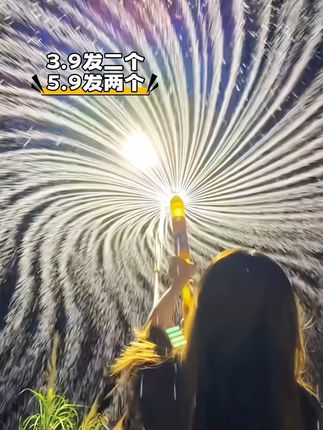 和喜欢的人一起玩烟花呲水枪吧,终于不用戳瓶子了#快来和我一起玩吧#解锁新技能 #水枪 #超便宜超划算 #解压视频