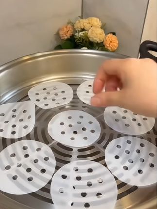 #创作灵感 以前用纱布蒸馒头,都会把馒头粘掉一层皮,很难清洗,还容易滋生细菌。现在我都换成了这种#蒸笼纸,它#透气性很好,关键是不粘,每次铺一张,用完直接丢掉,再也不用洗纱布了。#好物推荐🔥 #蒸笼垫