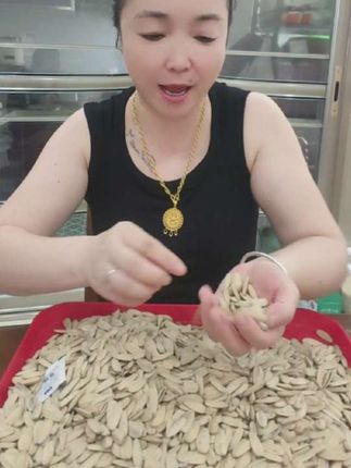 #嗑瓜子 友友们,马上中秋节,老人孩子在一起聊聊天,嗑嗑瓜子,那真是一件享受的事情。