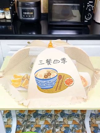 天气热了家里的餐桌上一定少不了这样一个菜罩,它可以很好的帮你阻挡苍蝇蚊虫。这款菜罩采用的是加密网眼的设计,不仅可以防蚊防虫,让你吃的安心,用的放心,而且它还非常的结实耐用,就算用久了也不会变形,不用的时候还可以把它折叠挂起来,也不占空间。#实用好物 #折叠菜罩 #好物分享 #厨房好物 #超实用