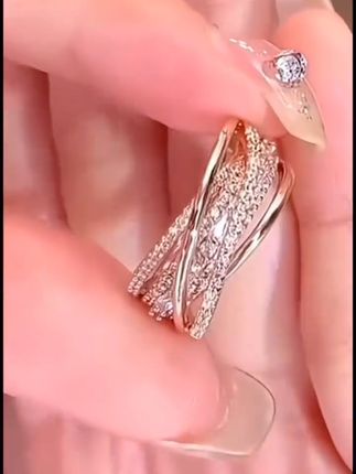 这个镀K金的线条戒指真的很好看,它的设计感很强,戴上去很有气质,而且很百搭,不管你是搭配休闲风的衣服还是正式一点的服装,都可以轻松驾驭它,能让你的整体造型更加分!喜欢这种简约又不失格调的配饰的话,那可千万别错过,赶紧入手试试吧!