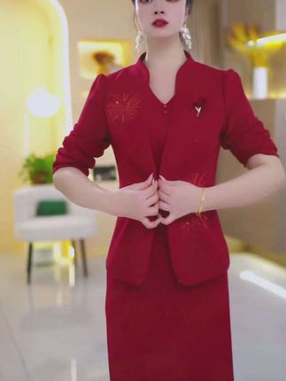 上衣是利落的小西装版型,V领设计衬得脖颈修长,袖口的长度恰好露出腕间精致,更缀以星光般的刺绣,走动间似有流光闪烁;下裙是优雅的长裙,将身姿勾勒得曼妙端庄,整套穿搭把“正式”与“柔美”糅合得恰到好处。 无论是作为迎宾礼仪的专业着装,还是出席重要宴会的气质之选,它都能让你在每一个需要展现格调的时刻,以一抹惊艳的红,诠释东方女性的典雅与从容,成为人群中自带高光的存在。#时尚妈妈装 #减龄显瘦穿搭#高品质女装 #穿出高级感