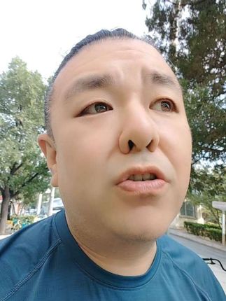 秋日的阳光洒在街道上,微风轻拂,树叶沙沙作响。漫步在香河园西街,感受生活的点滴美好。每一步都是与自然的对话,每一刻都值得被记录。用镜头捕捉这些瞬间,传递心中的温暖与希望。🌟🌳#宣传正能量 #正能量 #记录生活