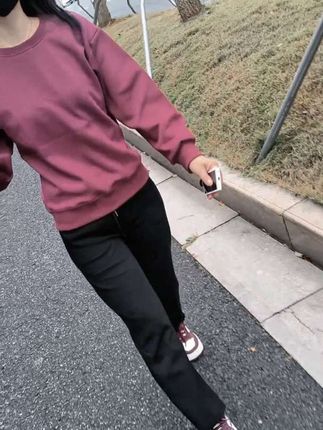 我好羡慕的一段话:“爱你的人不一定等得起你,但等你的人一定很爱你”。因为喜欢是瞬间的心动,而爱是一辈子的执念.....#卫衣套装#休闲穿搭#显瘦两件套
