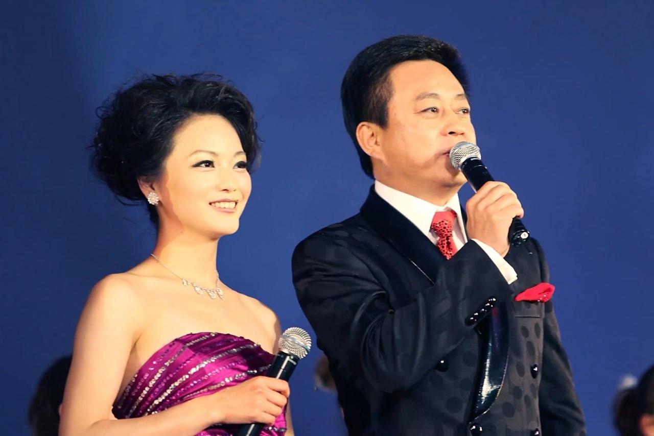 15年前上栗花炮节请来了周杰伦李玟,主持是央视一哥,这档次也横扫其他产区花炮节啊。
