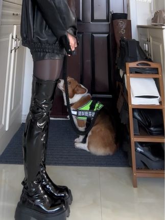 #黑色系穿搭 #长筒靴 #靴子的搭配