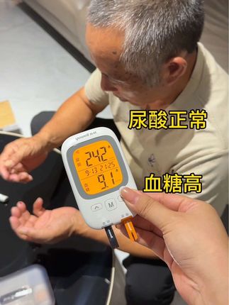 可以同时测尿酸血糖的一体机,就是鱼跃GU200,一滴血可以同时测出尿酸和血糖,老品牌的,测得放心#鱼跃血糖尿酸一体机 #测血糖 #测尿酸 #