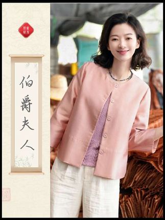 西子伯爵夫人】短外套,采用桑蚕丝与羊毛混纺面料,触感柔软且保暖,圆领设计简约大气,七分袖利落显气质,整体版型精致百搭,轻松提升穿搭格调。#七分袖上衣 #短外套 #早秋外套推荐 #喜妈妈喜婆婆礼服 #高级感穿搭