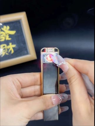 我敢说这样的打火机你肯定没见过!轻轻一推就能点燃,还能这样滑动熄灭,防风又安全。而且它没有明火,是充电式的,用完可以给它充电,只要不丢,它可以一直用下去。#打火机 #创意打火机 #充电打火机 #烟民看过来 #超便宜超划算