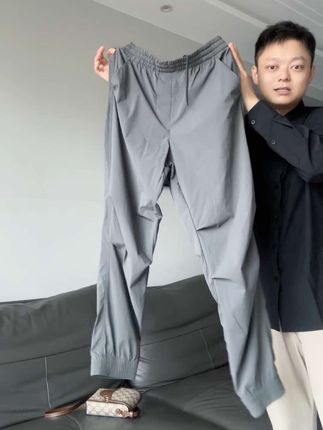 #休闲裤 #百搭裤子 #蕉内 王一博上身同款的防晒束腿裤现在的价格非常合适,裤子有弹力穿着舒服版型宽松不紧绷不束缚,UPF100加防晒不用担心,一个好裤子穿个几年都是没问题的#百搭神裤 #显瘦裤子