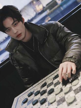 双轨:谁懂靳朝偷偷画姜暮,被发现之后总暗戳戳试探,俩人特暧昧。#何与 #虞书欣