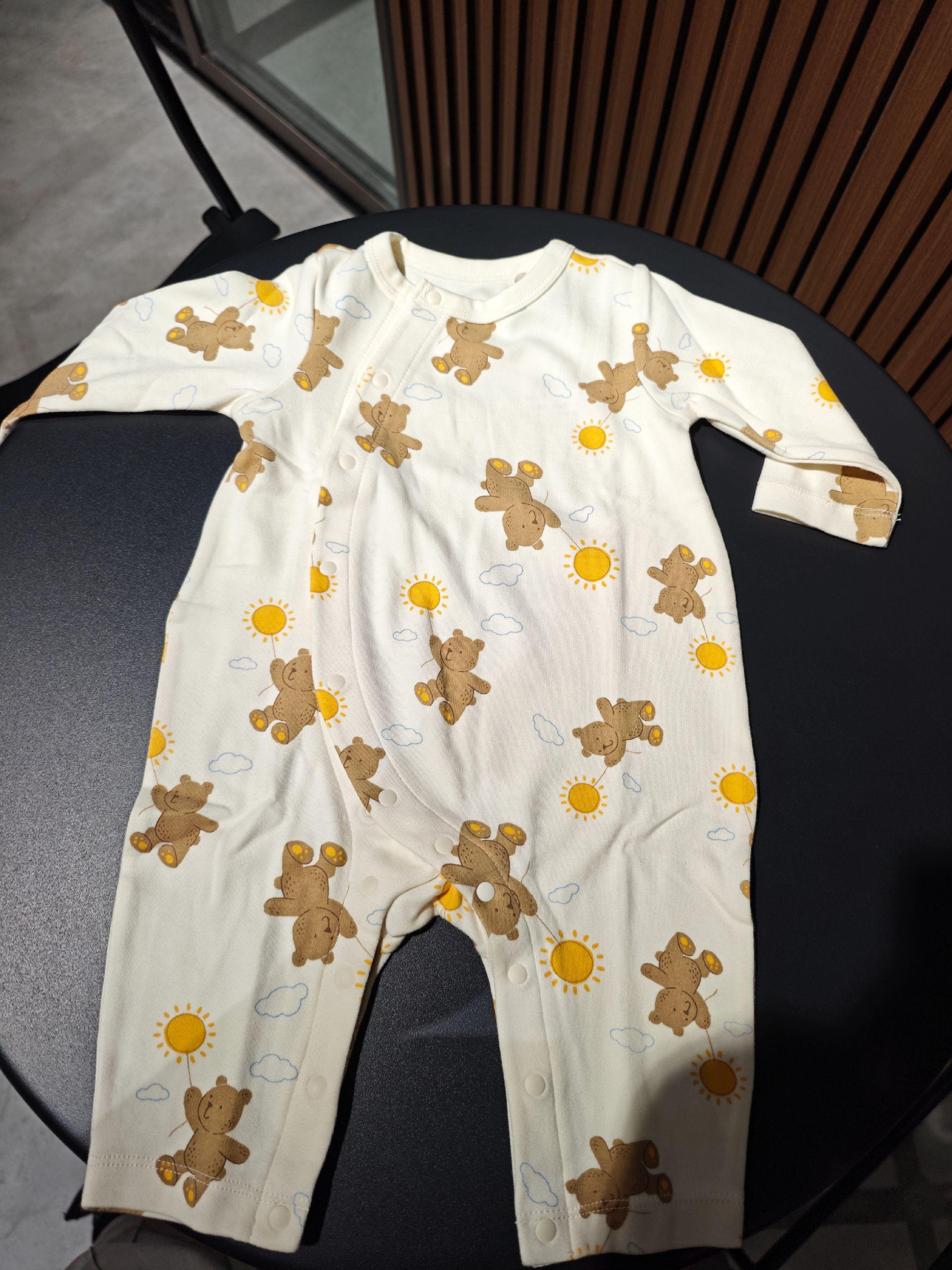 姐妹们快来捡漏!Gap家这件超萌的小熊连体衣,你们看看才啥价?这品质在店里肯定要两百多!面料特别柔软亲肤,摸起来软绵绵的,还是大品牌的,新生儿也能放心穿。整体宽松版型,胖瘦宝宝都能穿,秋天穿或者当睡衣都很合适,刷到还有库存的闭眼冲!#高品质童装 #强烈推荐 #家居服套装 #品牌童装 #Gap
