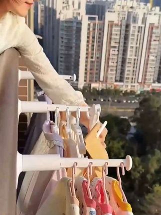 对于住校或频繁出行的家庭,不妨备上这款#便携式伸缩晾衣架#,无需打孔安装,节省空间,让衣物随阳光晾晒,既方便又实用,生活必备小助手 #折叠晾衣神器。