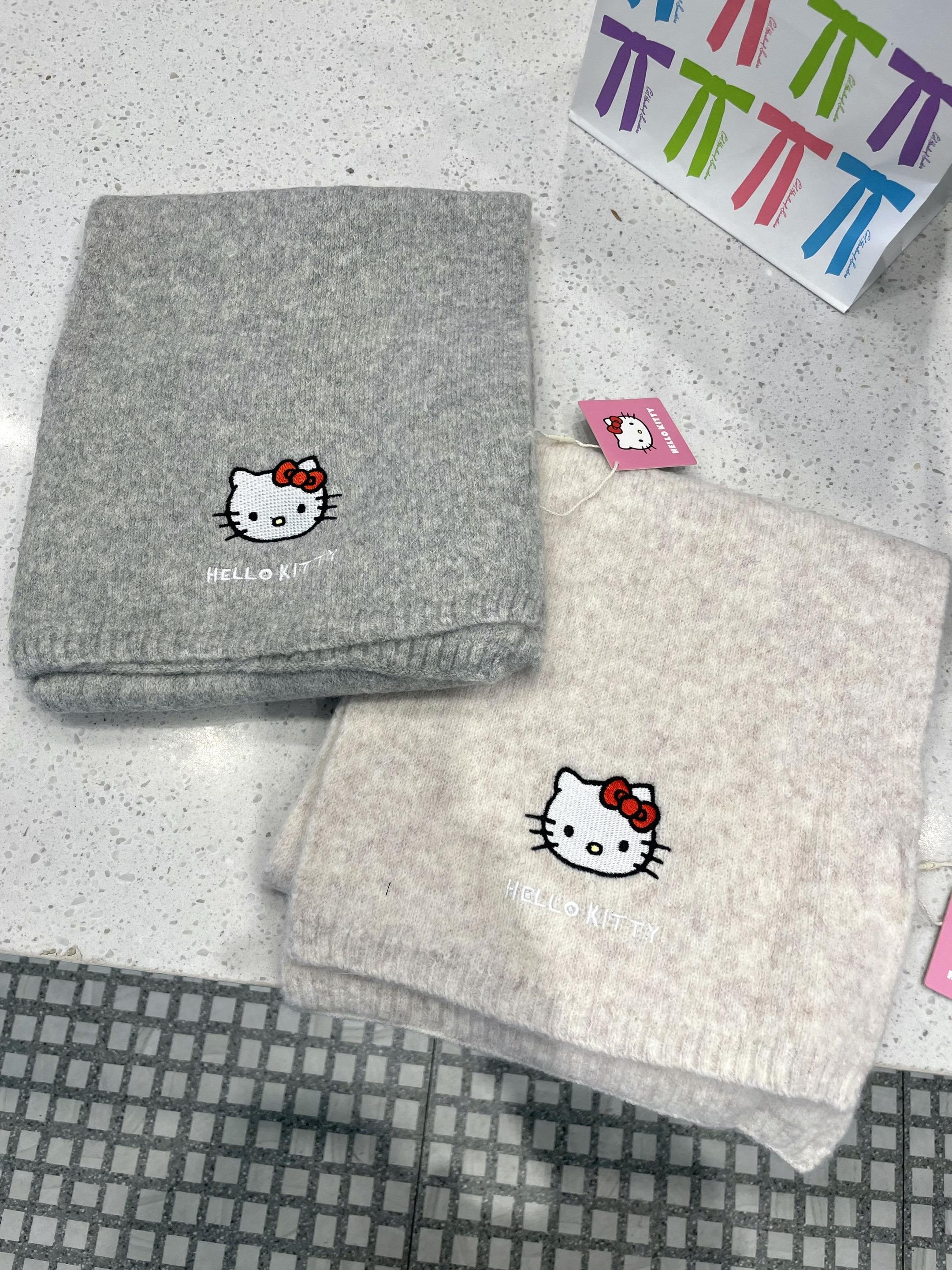 🍂🧣秋天的第一条围巾 不是QQ糖而是HelloKitty.#hellokitty #围巾 #秋天的第一条围巾