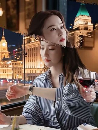 早秋蓝条纹衬衫女款外穿长袖老钱风衬衣设计感小众意式高级感女装 莫焉在二手店一眼相中这件独特的蓝条纹衬衫,袖口内侧竟绣着一个陌生的名字缩写“V.M.”。 第一次穿着它参加晚宴,竟能流利地说出从未学过的意大利语,举止也带上一种浑然天成的“老钱风”优雅。一位老绅士激动地走来,眼含热泪:“这件衬衫……是我妹妹薇薇安·马洛塔的藏物,她曾是罗马最时髦的收藏家。” 原来,这件衬衣承载着原主人不凡的品味与记忆,让穿着者在某个瞬间,与一段传奇不期而遇 #高级感穿搭 #洋气减龄 #遮肉显瘦 #条纹衬衫 #时尚休闲穿搭 @DOU+上热门 @抖加🔥上热门🔥dou+🔥热点宝