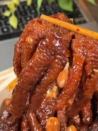 晚上追剧看球怎么少了这个#麻辣小镇虎皮凤爪鸡爪 卤味入骨,一嗦就脱骨,追剧下酒都很合适,#太好吃了 #追剧下酒必备 #超便宜超划算