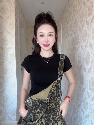 减龄又洋气的一款背带短裤,时髦感拉满 #夏季穿搭 #时髦精 #穿搭小心机 #ootd穿搭 #自留款推荐
