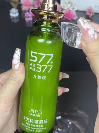 想悄悄养成透亮素颜肌?其实一点也不复杂。 每天洁面后,只需这一支五七七+三七七双重美白抗皱精华乳就行了,省去水乳精华面霜层层叠加,一抹完成全部护肤。 它含有高浓度烟酰胺,美白抗皱、淡斑提亮、深层补水一步到位;轻质精华质地,吸收快不黏腻,用后皮肤水润软滑,透出自然健康光泽。 坚持使用,肌肤一天比一天细腻亮泽,即使素颜出门,也会自信满满!#护肤好物 #变白变美 #护肤分享 #护肤推荐 #无限回购的宝藏单品