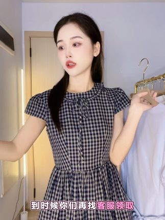 藏蓝色格子连衣裙好洋气,又显白~#小个子穿搭 #国庆出游怎么穿 #格子连衣裙