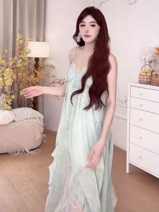 #连衣裙 法式小众绝美绿色v领吊带连衣裙三亚海边度假纯欲性感露背长裙子#甜美穿搭 #旅游度假 #精致穿搭 #拍照打卡