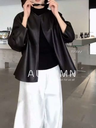 姐妹们!这套衣服太显瘦了,又很有个性!而且它还是那种很高级的黑色复古外套,搭配宽松休闲的阔腿裤,一整个就是气场全开的感觉。不管是上班通勤还是日常逛街,穿起来都很合适,关键还特别显瘦#高级感黑色复古两件套#个性穿搭#时尚休闲减龄#春秋新款