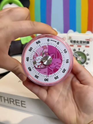 自从入手了这个小东西,孩子都自律了,阅读15分钟,看电视20分钟,到点就会自动响,不用充电,不用安电池,背后有支架,有磁吸,可以摆在桌面上,做饭定时也可以吸在油烟机冰箱上,小东西大用处#学生自律定时器#好物推荐🔥 #定时器#多功能定时小闹钟#好东西一起分享