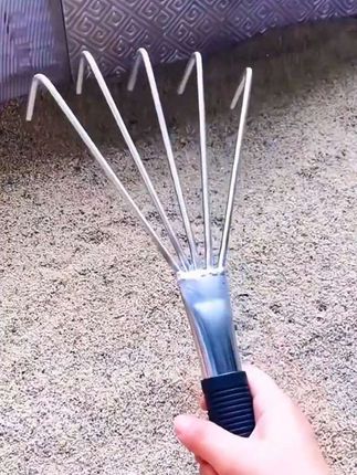 贴瓷砖小耙子平灰器,瓦工师傅贴地砖灰耙子,纯手工不锈钢小耙子工具#装修工具 #不锈钢平灰耙 #五金工具