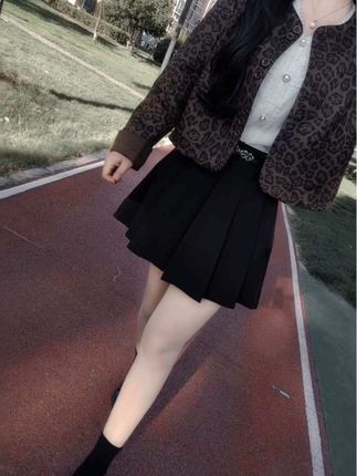 人这一辈子,遇见一个对你好的容易,但遇见始终带我如初的人却很难,因为初心易得,始终难守#豹纹#小香风#百褶裙#乐福鞋#夹克