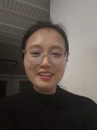 人生唯有两次捧出真心:
一次是年少懵懂,情窦初开,不问前路,只顾一腔孤勇撞向欢喜;
一次是阅尽千帆,世事洞明,却偏要明知不可为而为之,已是最大的诚意。
我爱人间初相见,也敬深情不久远。