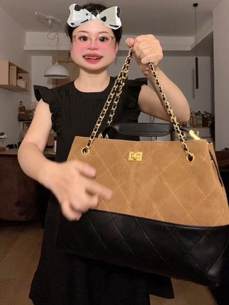 挖到宝!香奶奶磨砂拼色平替,性价比逆天 轻松拥有大牌同款的时尚感 ,性价比简直无敌。而且细节方面也处理得非常到位,五金配件质感十足,链条长度也可以自由调节,实用性拉满 。  真的,入手不亏!别再吃土几个月去买大牌啦,这款平替绝对能满足你对时尚的追求,冲就完事儿 !#包包种草 #穿搭分享 #百搭包包 #平价包包 #包包