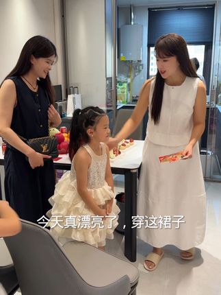 小菲四眼乔迁新居,书薇赶紧给舅妈红包,阿娇羡慕的不得了