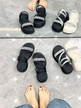 夏日必备百搭凉拖#夏日必备百搭凉拖 #凉拖鞋 #百搭鞋子 #软底软面穿上超舒服 #脚宽脚胖都可以