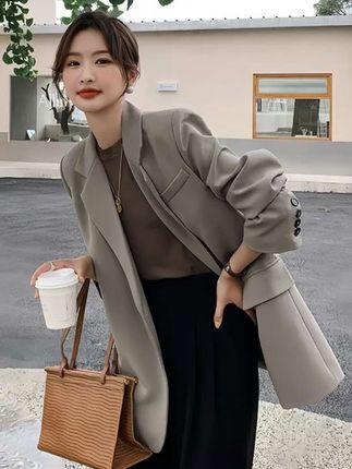 #无限回购的宝藏单品 高级灰,黑色,奶白色三色可选的休闲西装太香了!宽松版型藏肉又显气场,搭同色系内搭+黑色阔腿裤,通勤、出街都高级~垂感面料自带质感,袖口细节精致,单穿叠穿都好看,轻松穿出简约大气的松弛感~ #休闲西装 #通勤穿搭 #秋季外套 #高级感穿搭