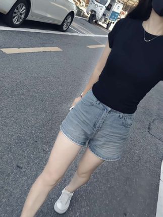 鱼那么相信水,水却煮了鱼,叶子那么信任风,风却吹落了叶。在自己的世界里独善其身,在别人的世界里顺其自然……#穿搭#牛仔短裤