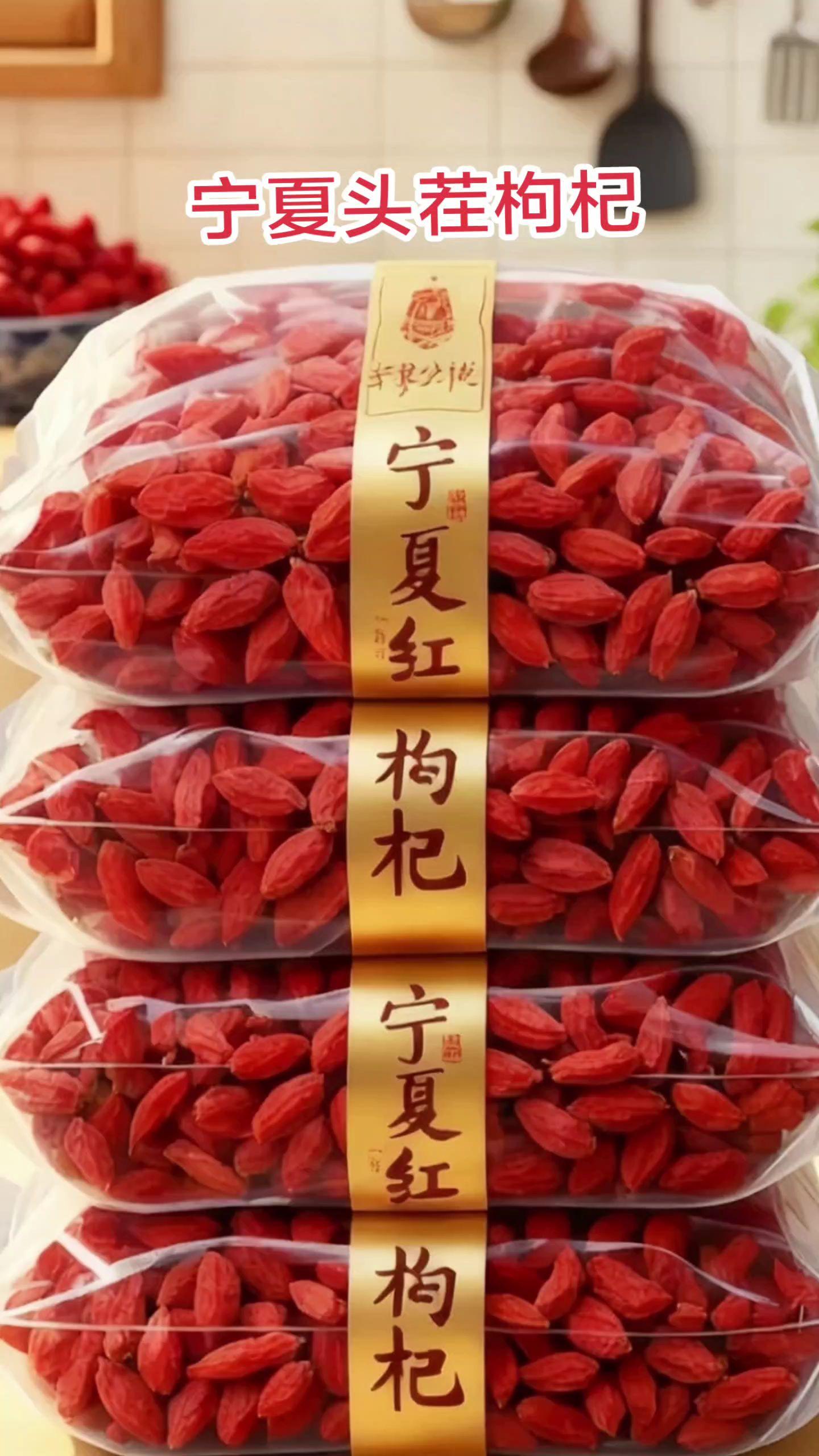 枸杞,日常养生好帮手 枸杞红彤彤的,泡水里“颗颗饱满,汤也变得黄黄亮亮”。平时泡着喝,或者加到汤里、粥里,简单一放,给身体添点活力~ #枸杞 #饱满透亮 #泡着喝超方便 #日常养生@抖加🔥上热门🔥dou+🔥热点宝