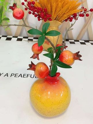 石榴的寓意是时来运转,六六大顺新家呢?我给自己买了这么一个小摆件,我发现它摆在哪里都好看。他的花瓶是这种陶瓷材质的,很显档次,花朵呢,仿真度很高,而且呀非常逼真,插在花瓶里不需要阳光,也不用浇水,能长期摆放。你看他不光是一个石榴,而且还像一个福袋,是不是?他是衣食无果,象征着五福临门,六六大顺。#新奇特创意 #家居生活 #好物精选 #石榴果摆件 @我要上热门