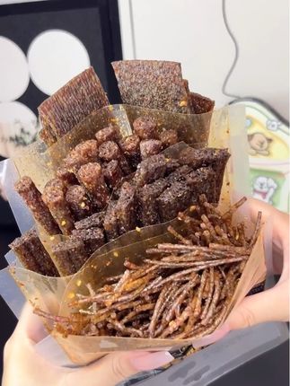 #好物推荐🔥 #追剧小零食 【黑金辣条组合】馋小乖麻辣条辣片湖南特产小吃解馋追剧零食