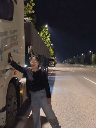 别偷懒,别矫情,卯足劲搞钱!不是为了炫富,是为了生活给你一巴掌的时候,能有底气扇回去,而不是只会捂着脸忍!#卡车夫妻 #记录卡车生活