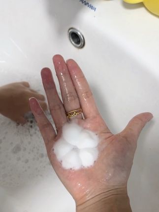 轻轻一按就有小花朵,你家孩子不爱洗手的,可以给他用上这个#泡泡洗手液#小白鲸洗手液 温和不刺激,还能洗的干干净净#洗手液