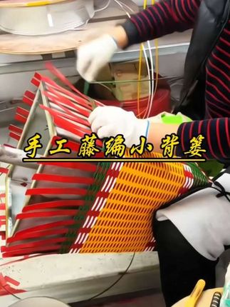 这个小背篓真的太可爱了,它是纯手工编织的,每一个都是独一无二的,而且很实用,出门遛娃、买菜都可以背,宝宝也很喜欢,把它当做礼物送给孩子或者亲戚朋友都很合适哦!#背篓 #买菜 #编织 #木槿好物 #藤编收纳筐 @抖加小助理 @抖加小帮手