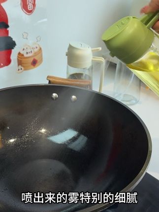炒菜的时候用它倒油煎鸡蛋,煎饼子的时候用它喷油,关键他那个嘴还不挂油。#喷油壶#喷倒二合一油壶#厨房好物#好物推荐#我可真会买
