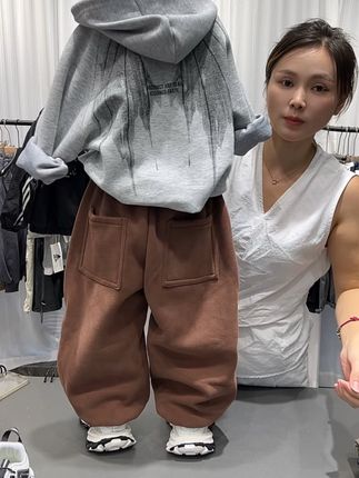 最近在找简单加绒的卫裤来了,现货呦#加绒加厚 #保暖又好看 #简单时尚 #男女同款