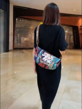 新款潮牌,#时尚美包 #美包分享 百搭包包月牙包,爱了爱了 #斜挎包
