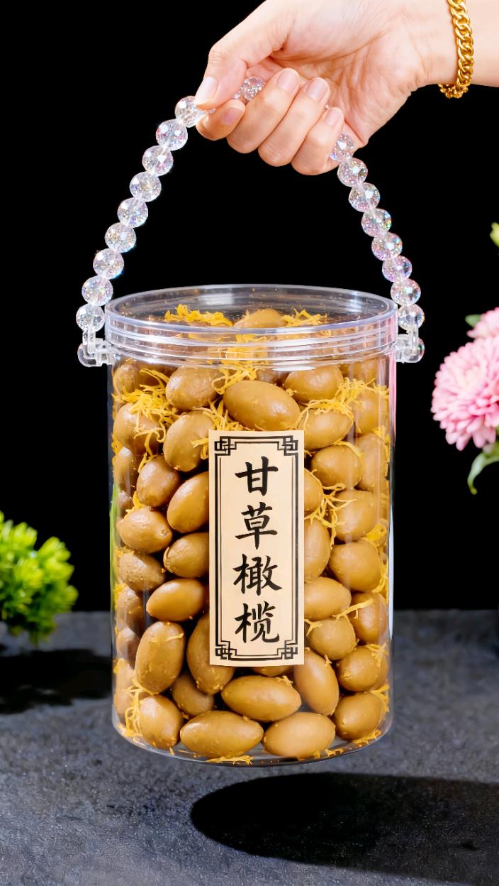 🔥 潮汕传统风味担当!甘草橄榄重磅登场~   精选橄榄经传统工艺秘制,融入甘草的甘醇,咬一口咸甜交织、果香浓郁,口感层次超绝!无论是追剧解馋,还是日常佐茶,都是绝佳的零食选择。   关键是性价比拉满,实在价格就能get满满一桶的美味,好吃不贵的潮汕特产,谁能不爱?   #零食推荐 #潮汕特产 #甘草橄榄 #实惠零食 #传统风味